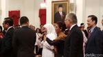 Akrab Banget, Susi Peluk Khofifah di Acara Pelantikan Mensos