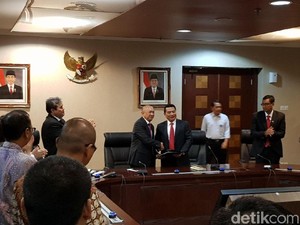 Usai Pelantikan, Teten Langsung Sertijab KSP dengan Moeldoko