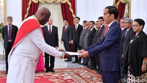 Para dubes bergantian menyerahkan surat kepercayaan kepada Jokowi