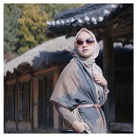 Anastasia Gretti menyematkan detail belt sehingga hijab scarf motifnya terlihat seperti coat. Foto: Instagram