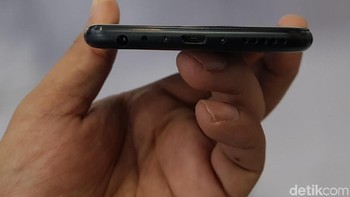 Prosesor Exynos yang dipakainya terdiri dari 6 core atau hexa core dengan dua di antaranya adalah Cortex A73 2.0 GHz untuk performa, dan empat Cortex A53 1,6 GHz untuk efisiensi daya. (Foto: detikINET/Fino Yurio Kristo)