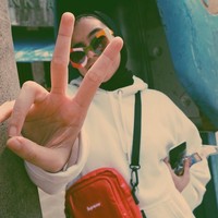 Tas pinggang, jaket longgar, dan kaca mata besar jadi ciri khas Sivia Azizah. Foto: Instagram