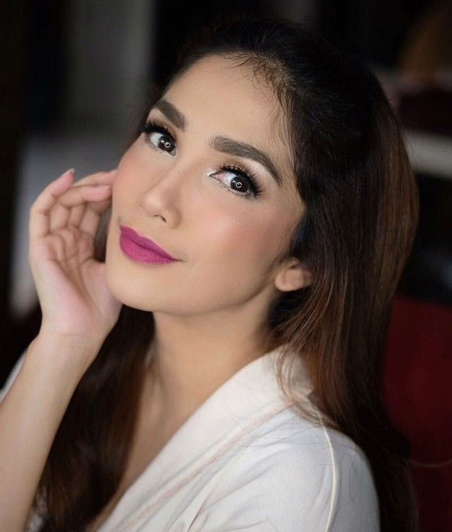 Ussy Sulistiawaty cantik feminin dengan lipstik matte dari brand kecantikannya Dissy. Lipstik matte Ussy harganya Rp 50 ribuan. Foto: Dok. Instagram