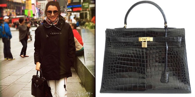 Berpose di kawasan Times Square, New York, Bupati Rita bergaya dengan tas Hermes Kelly Ebene Porosus Crocodile Gold Hardware 35 cm berwarna hitam seharga US$ 75.750 atau sekitar Rp 1 miliar. Foto: Dok. Facebook