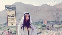 Uci selalu terlihat modis dan fashionable. Memakai baju ala warga lokal pun juga pernah ia lakukan saat traveling (uciflowdea/Instagram)