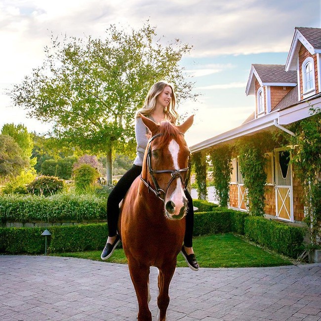 Butuh waktu lama untukku menyeimbangkan teman, sekolah, dan berkuda, tapi seiring waktu aku tahu cara terbaik adalah dengan memprioritaskan apa yang penting untukmu, kata Eve dalam wawacara dengan Upper Echelon Academy di 2016. Foto: Instagram Eve Jobs