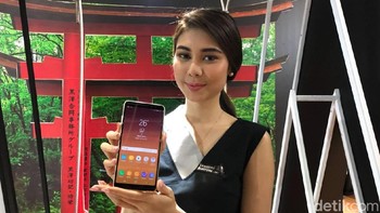 Layar kedua ponsel ini menggunakan teknologi AMOLED. Bedanya pada ukurannya saja, A8 punya layar 5,6 inch dan A8+ berukuran 6 inch.  (Foto: detikINET/Adi Fida Rahman)