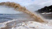 Penampakan pasir yang disemburkan ke pantai untuk mencegah abrasi (Foto: Dok. REUTERS/Regis Duvignau)