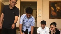 Ulang tahun anak bungsunya, Cello dirayakan sederhana dengan meniup lilin. Meski tak lagi hidup bersama, Yuni masih menjaga hubungan baik dengan mantan suaminya. Foto: Instagram yunishara36