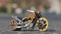 Alhasil karya seni yang diciptakannya menjadi patung sepeda motor berukuran mini.  Foto: Dan Tanenbaum/ Instagram