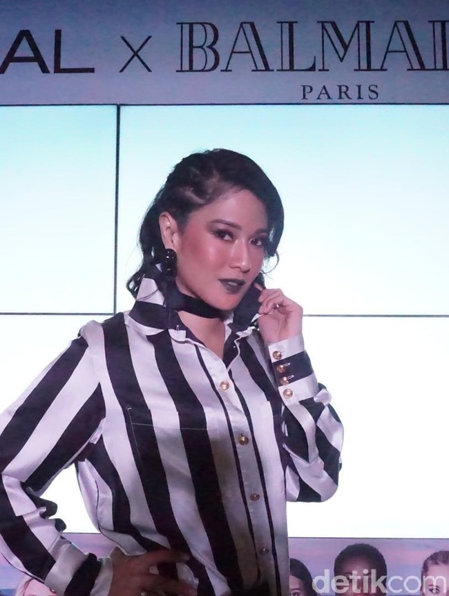 Kepada Wolipop, Dian mengaku bahwa dia tak takut tampil unik dengan warna-warna lipstik yang tak biasa. Aku suka sama warna-warna unik. Berani-berani aja memakainya, ungkap Dian.  Foto: Kiki Oktaviani/Wolipop