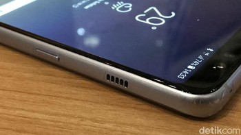 Sedangkan Galaxy A8+ mengusung RAM 6 GB dan baterai 3.500 mAh.  (Foto: detikINET/Adi Fida Rahman)