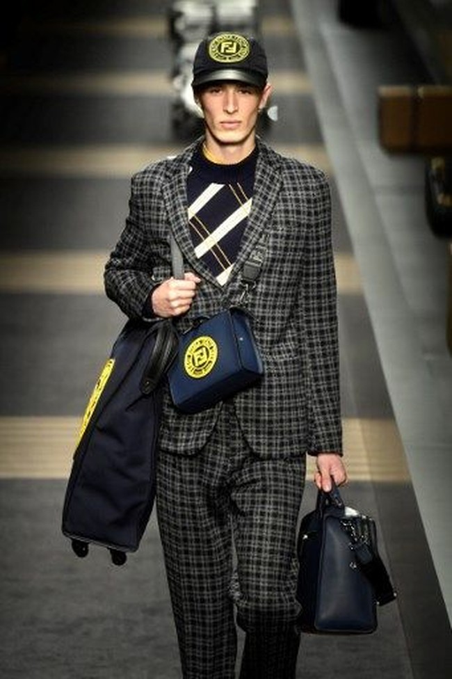 Fendi juga menampilkan gaya memakai tas yang tren di kalangan pria. Bukan backpack, tapi front pack, yakni tas yang diselempangkan di bagian depan. Foto: AFP