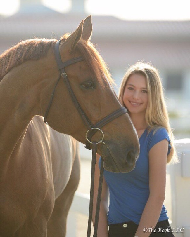 Wanita 19 tahun tersebut kini tengah menimba ilmu di salah satu universitas prestis Amerika Serikat yakni Stanford University. Foto: Instagram Eve Jobs