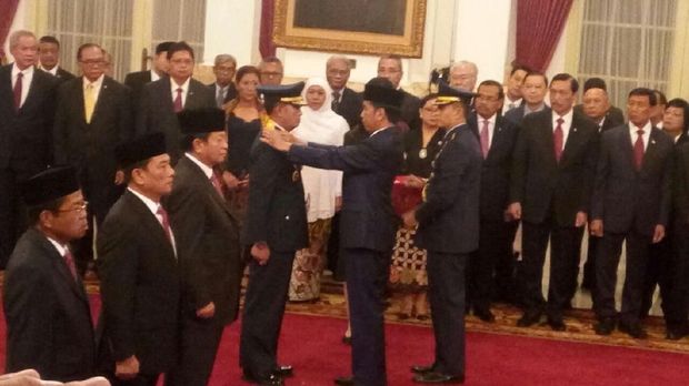 Jokowi menyematkan tanda pangkat ke Marsekal Yuyu Sutisna yang jadi KSAU