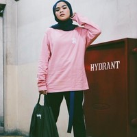 Meski boyish, Sivia Azizah masih sering memakai warna merah muda. Foto: Instagram