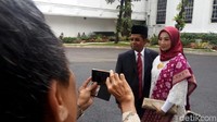 Senyuman selalu ia tampilkan saat mendampingi Idrus. Foto: Bagus Prihantoro Nugroho/ detikcom