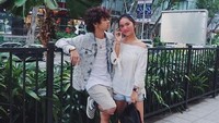 Dara yang baru berulang tahun ke-17 itupun tampak menuliskan kata-kata cinta kepada Bastian. (Dok. Instagram/anitcp_)