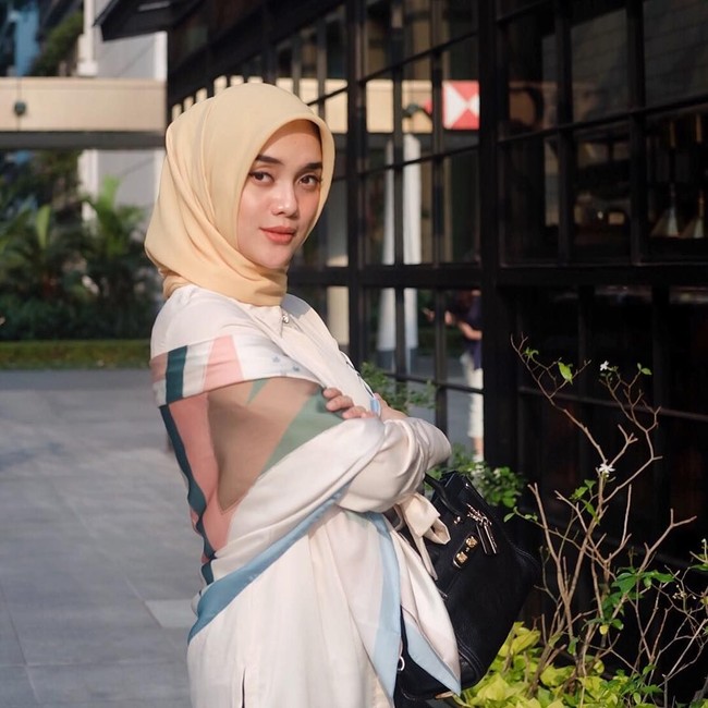 Tiqasya tampil elegan dengan menyulap hijab scarf motif jadi selendang di bahunya. Foto: Instagram