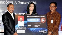 Hadir Direktur Kepatuhan Bank BRI Susi Liestiowaty, Direktur Kelembagaan Bank BRI Sis Apik Wijayanto, Direktur Konsumer Bank BRI Handayani beserta Ketua Umum Pengurus Besar Institute Karate Nasional (PB INKANAS) Jenderal Polisi (Purn) Badrodin Haiti dan  Dewan Guru INKANAS Ellong Tjandra menunjukkan contoh Kartu Anggota Multifungsi Co-Branding Brizzi INKANAS. Foto: dok. BRI