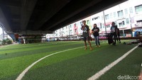 Lokasi tersebut juga dilengkapi dengan lapangan futsal dengan rumput sintetis yang sederhana.