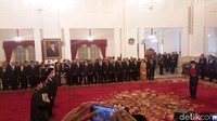 Para tokoh yang dilantik Jokowi hari ini adalah Mantan Panglima TNI Jenderal (purn) Moeldoko menggantikan Teten Masduki, Agum Gumelar sebagai Wantimpres, Marsda Yuyu Sutisna menjadi KSAU menggantikan Panglima TNI Marsekal Hadi Tjahjanto, dan Idrus Marham yang dilantik menjadi Mensos menggantikan Khofifah.
