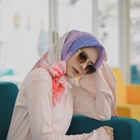 Fairuz Sakinah mengikat hijab scarf motifnya jadi bentuk pita. Tampilan yang cocok untuk acara spesial.  Foto: Instagram
