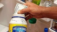 Punya tempat mayonaise bekas? Beri cat putih di bagian dalamnya, tunggu sampai kering, setelah itu bisa jadi tempat penyimpanan rahasia. Istimewa/Boredpanda.