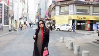 Dengan balutan coat hitam dan syal cantik, Uci juga berpose di berbagai destinasi saat traveling ke Seoul, Korea Selatan (uciflowdea/Instagram)