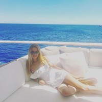 Meski pernah mengatakan akan fokus pada kuliah dan meninggalkan traveling sementara, Eve Jobs terlihat masih sering bepergian di akun Instagram. Foto: Instagram Eve Jobs