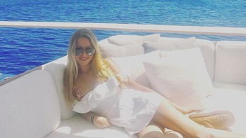 Ia juga kadang memajang foto liburan ke tempat-tempat eksotis. Ini saat dia berada di Italia. Foto: Instagram Eve Jobs