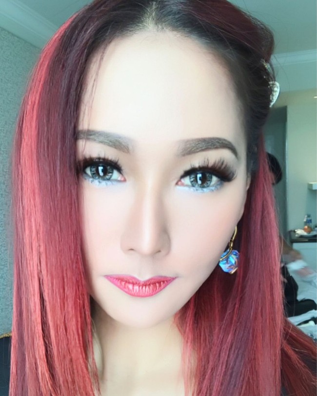 Mempromosikan lipstik matte metalik dari Inul Beauty, Inul berpose selfie ke kamera. “Beli murah cuma 89 ribu, bibir langsung jadi artis,” tulisnya di keterangan foto yang diunggah ke Instagram. Foto: Dok. Instagram