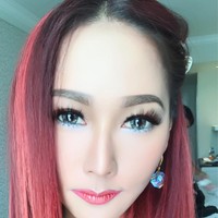 Mempromosikan lipstik matte metalik dari Inul Beauty, Inul berpose selfie ke kamera. “Beli murah cuma 89 ribu, bibir langsung jadi artis,” tulisnya di keterangan foto yang diunggah ke Instagram. Foto: Dok. Instagram