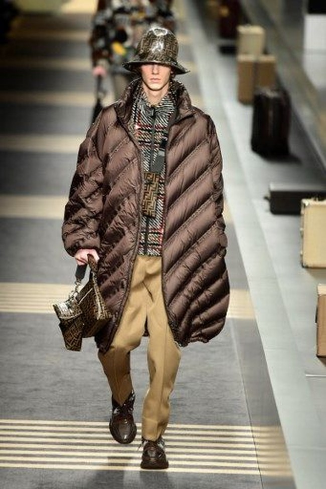 Gaya busana tumpuk jadi highlight koleksi kali ini. Para model tampil dengan coat bulu panjang, jaket berlapis-lapis, setelan retro hingga jaket hujan. Foto: AFP