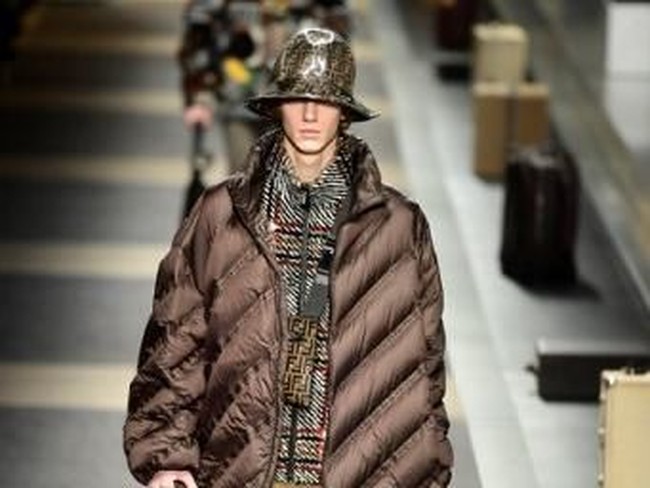 Topi sepertinya juga jadi focal point koleksi terbaru ini. Foto: AFP