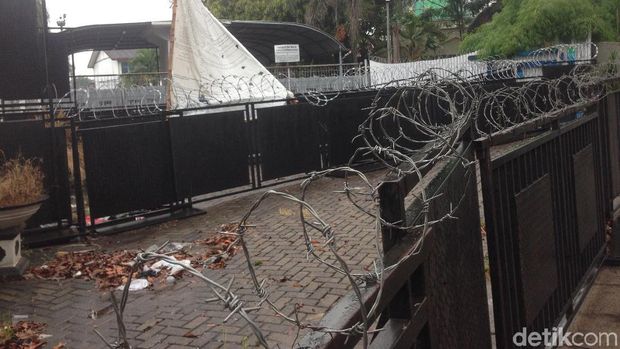 Polisi Berjaga di Dekat Gedung Eks TPI