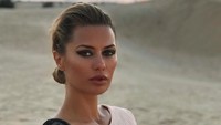 Victoria saat ada di Dubai, UAE. Inilah saat wanita eksotis itu ada di padang pasir (victoriabonya/Instagram)