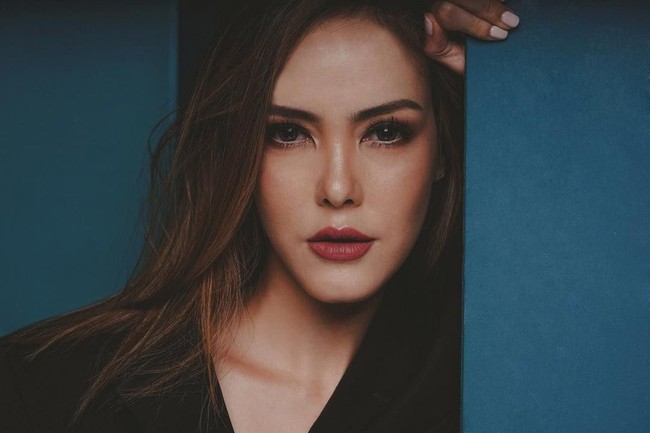 Menggandeng Urban Lips, Cathy Sharon merilis lipstik cair matte seharga Rp 180 ribu. Dan ini adalah pose Cathy saat mempromosikan lipstiknya. Foto: Dok. Instagram