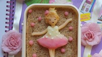 Jika punya bento roti dan mashed potato bentuk balerina ini, pasti sayang untuk dimakan. Balerinanya cantik sekali! Foto: Instagram @suitching_bento