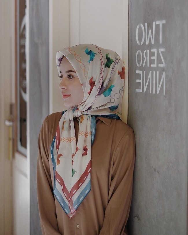 Gaya hijab scarf motif Aghnia Punjabi jadi tak biasa dengan mengikat hijab scarf motifnya hingga leher. Foto: Instagram