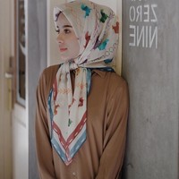 Gaya hijab scarf motif Aghnia Punjabi jadi tak biasa dengan mengikat hijab scarf motifnya hingga leher. Foto: Instagram