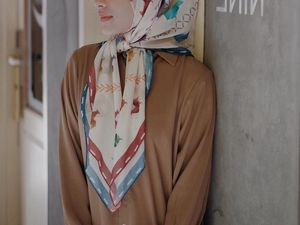Inspirasi Gaya Antimainstream Pakai Scarf Motif dari 8 Selebgram Hijab