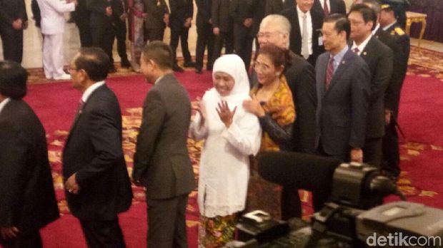 Khofifah tersenyum saat mengantre untuk menyalami Idrus dan 3 pejabat yang dilantik
