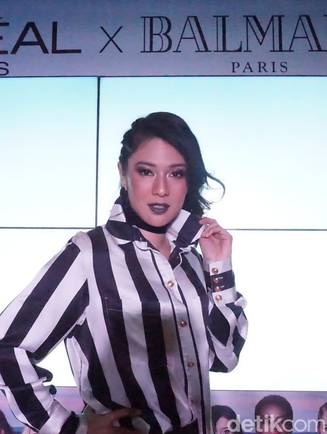 Lipstik yang dikenakan Dian adalah produk baru dari LOreal Paris yang bekerjasama dengan brand fashion high-end Balmain. Foto: Kiki Oktaviani/Wolipop