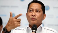 Saya bekali anggota BNN dengan pistol, tidak ada peluru hampa atau peluru karet. Semua peluru tajam, makanya saya perintahkan untuk tembak langsung tanpa peringatan, kenapa harus buang buang peluru, langsung tembak, tegas Buwas di Kantor Pengawasan dan Pelayanan Bea Cukai (KPPBC) Tipe Madya Pabean Tanjung Perak Surabaya, Kamis (11/1/2018). (Foto: Grandyos Zafna)