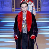 Dolce & Gabbana juga menggandeng Rafferty Law, putra aktor Jud Law, yang mengikuti jejak sang adik, Iris, sebagai model. Foto: Dok. Vogue