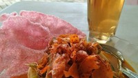 Instagram @ratihsiswadi ini terlihat mengugah selera. Ketupat sayur disajikan bersama dengan telur dan keripik singkong. Mau coba? Foto: Istimewa