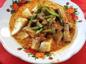 Gurih-gurih Pedas, Katupe Siram Gulai Sayur Khas Pariaman