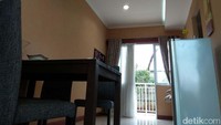 Kebetulan, di lokasi proyek ada satu show unit yang bisa dilihat-lihat lengkap dengan perabotan. Namun, nantinya unit yang dibeli oleh konsumen tanpa perabotan.
