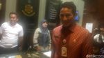 Foto: Sandiaga Tembus Hujan Saat Penuhi Panggilan Polda Metro